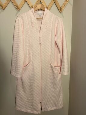 Cottagecore Miss Elaine Pale Pink Quilted Zip-Front Robe with Embroidered Yoke